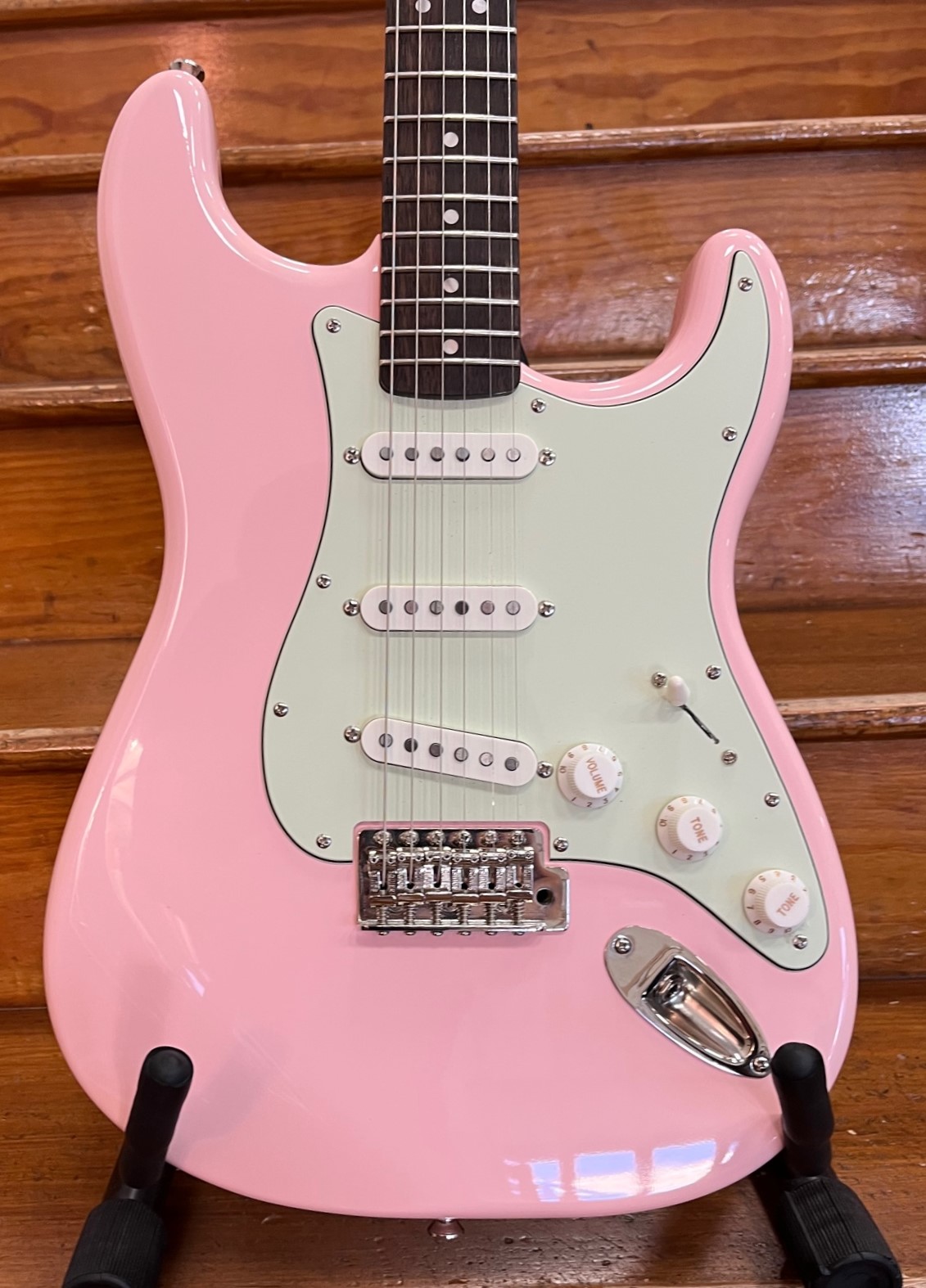 SECONDHAND Squier FSR Classic Vibe 60s Strat Shell Pink Limited Edition GigGear