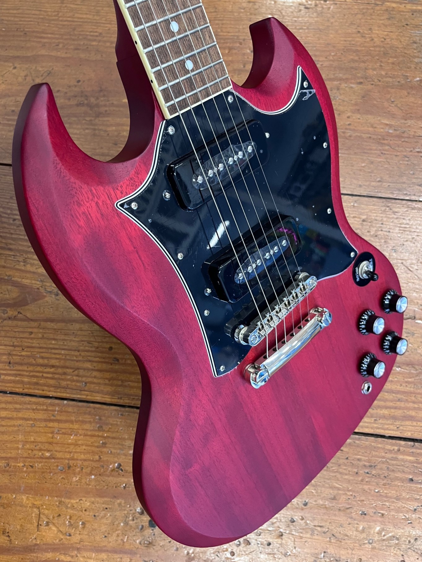 SECONDHAND Epiphone SG Classic Worn P-90 Cherry - GigGear SECONDHAND Epiphone SG Classic Worn P-90 Cherry - GigGear